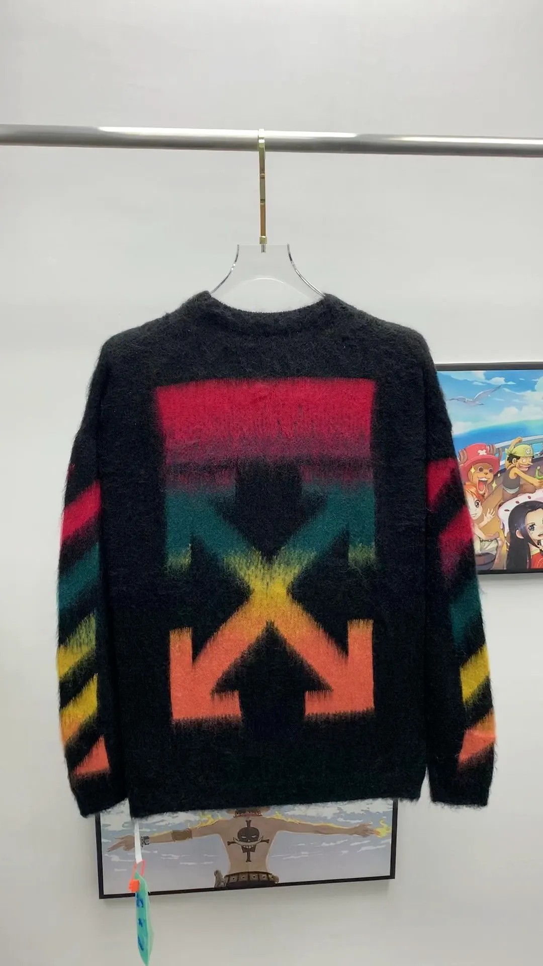 Real-shot video on the back——New top-level proven version OFFWHITE (OW) gradient mohair striped arrow sweater hoodie gradient rendering arrow couple sweater Mohair (English Mohair; Turkish: MUKHYAR) refers to the coat of Angora goats, also known as Angora goat hair. The name comes from Turkish, meaning "the best hair". It has good elasticity, pressure resistance and special luster. It is an excellent raw material for making plush fabrics and one of the most advanced animal textile fiber raw materials in the world market. Mohair has a shape similar to long wool. The fiber surface is smooth, strong luster, high strength, good elasticity, less curl, and easy to wash. Mohair can be used in jacquard blankets, long-haired coats and high-gloss wool fabrics. Mohair sweaters from ow are released every year🛒 The same style and ever-changing colors. There is really no girl who doesn’t love it. It is super suitable for wearing under a down jacket in winter without being bulky! If the lower body is missing, their favorite os version🙋🏻‍♀️ intuitively adds natural softness and fairy beauty effect, which is the best choice! The upper body is lightweight and does not weigh down the body while keeping warm. The sleeves and the gradient arrow parts on the back are repeatedly patterned until the gradient level is satisfied before large-scale products are released. The craftsmanship is extremely demanding. Each sweater is woolen at least ten times to give it a plush, thick feel and good fluffiness! ✅ Fabric composition: 50% mohair 32 spandex 18% wool, three-level anti-pilling Color: black and white gradient Sizes Mohair is lighter and softer, so be careful not to machine wash it, not machine washable! ! emphasize! !  ⚠️Hand wash with warm water and cold water P:440